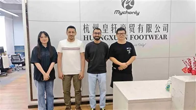 Oman client bezoeken Hangzhou Huangxuan Trading: Custom Shoe Samenwerking lei...